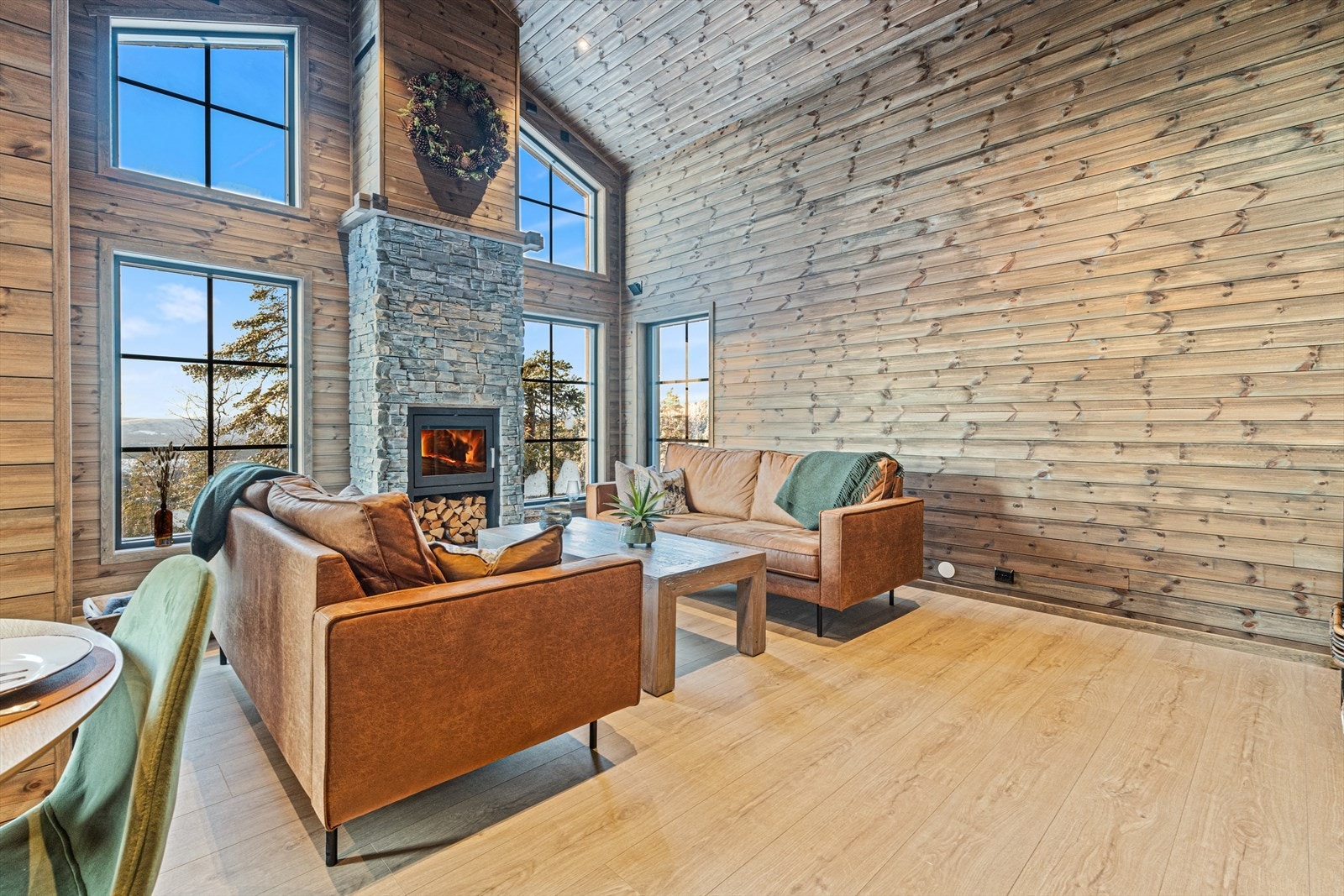 Midt på den sørøstlige veggen i stuen er det peisovn med glassfront, innmurt i pipeløpet, slik at en kan en nyte både utsikten og ilden fra peisen samtidig. Galleribilde