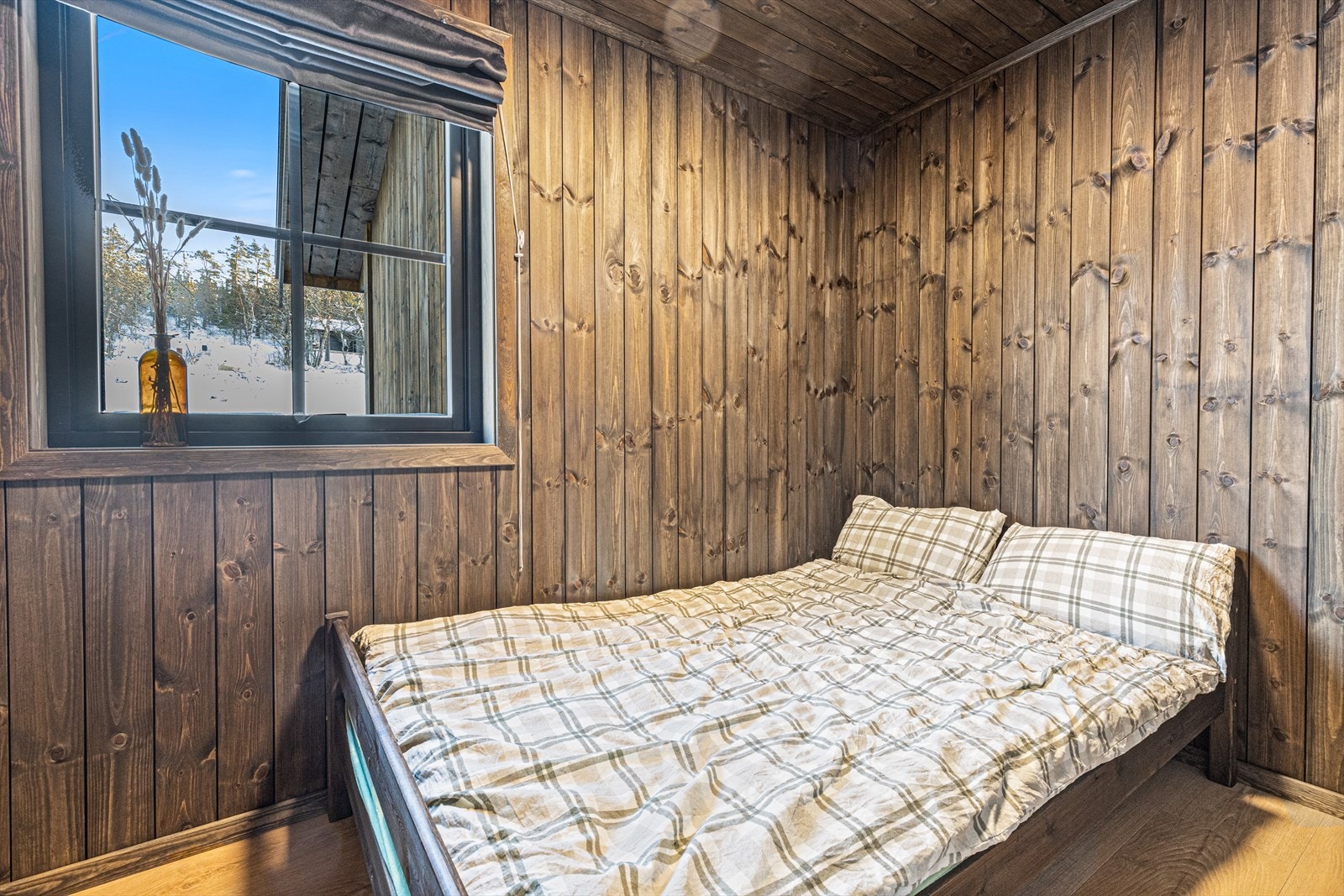 Soverom 3 er beliggende rett over gangen ved badet og har et skjermet vindu av vegg ved utvendig bod mot nordvest. Galleribilde