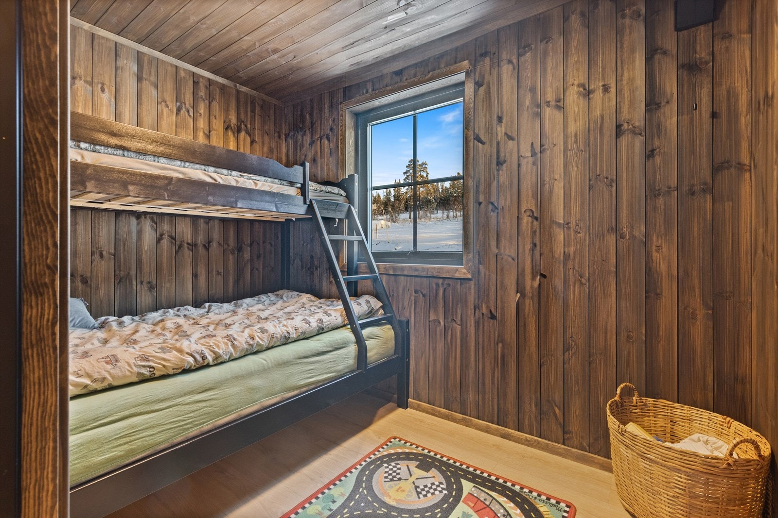 Soverom 2 er beliggende rett over gangen ved hovedsoverommet og er utstyrt med familiekøyeseng og har vindu mot nordvest. Galleribilde