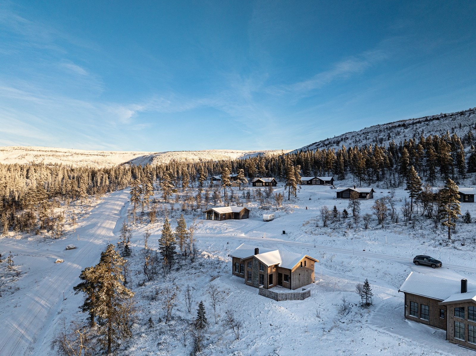 Dronefoto av hytta mot nordvest. Galleribilde