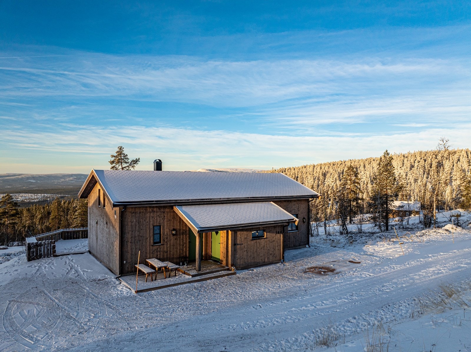 Sports-/utvendig bod har tilkomst via låsbar ytterdør ved overbygd inngangsparti og har god plass til ski- og sportsutstyr m.m. Galleribilde