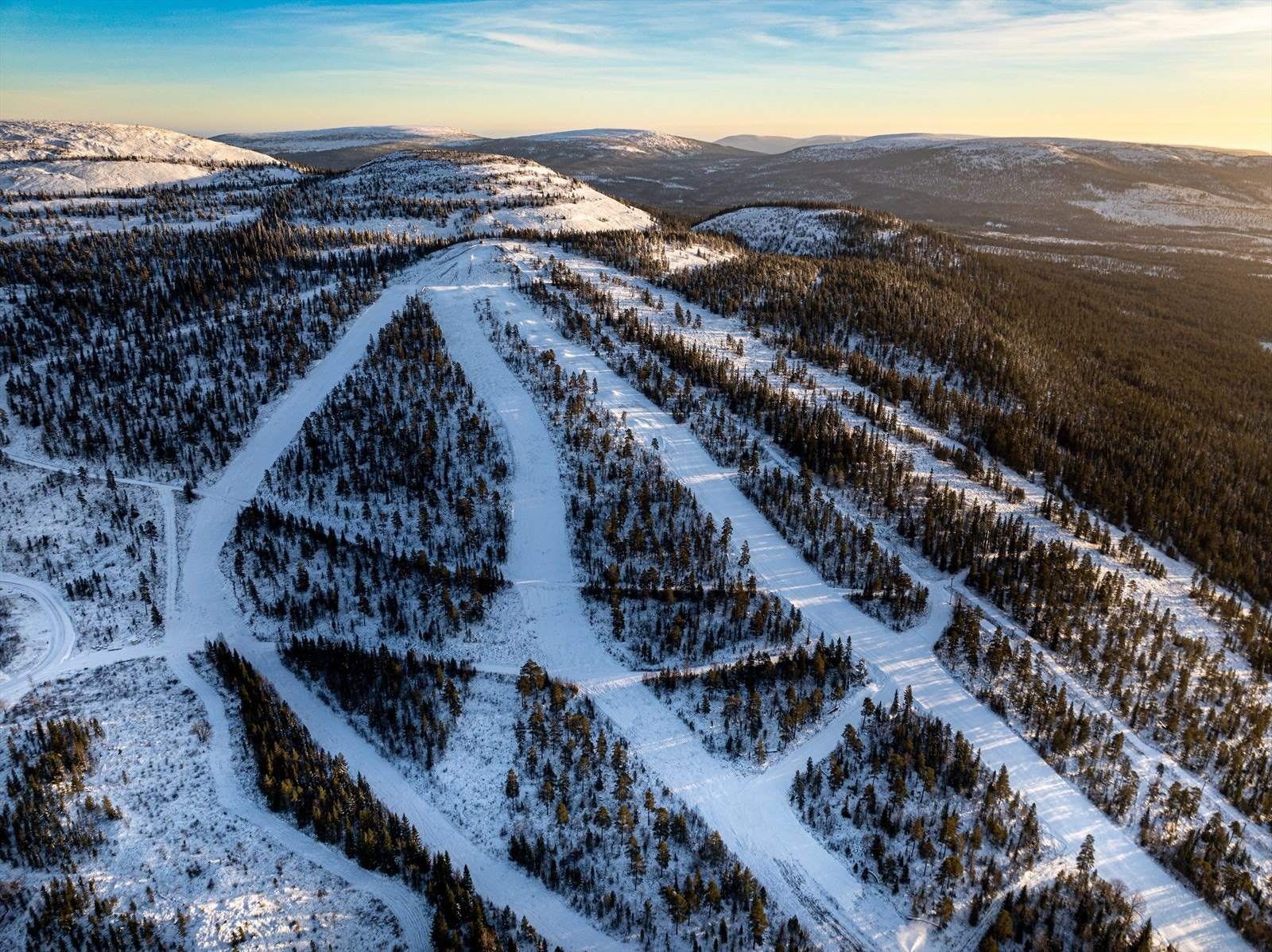 Hytta er beliggende ca. på 713 m. høyde over havet med ca. 90 m. til nærmeste skiløype og ca. 600 m. til alpinbakke, hvor det er 2 skitrekk i anlegget. Galleribilde