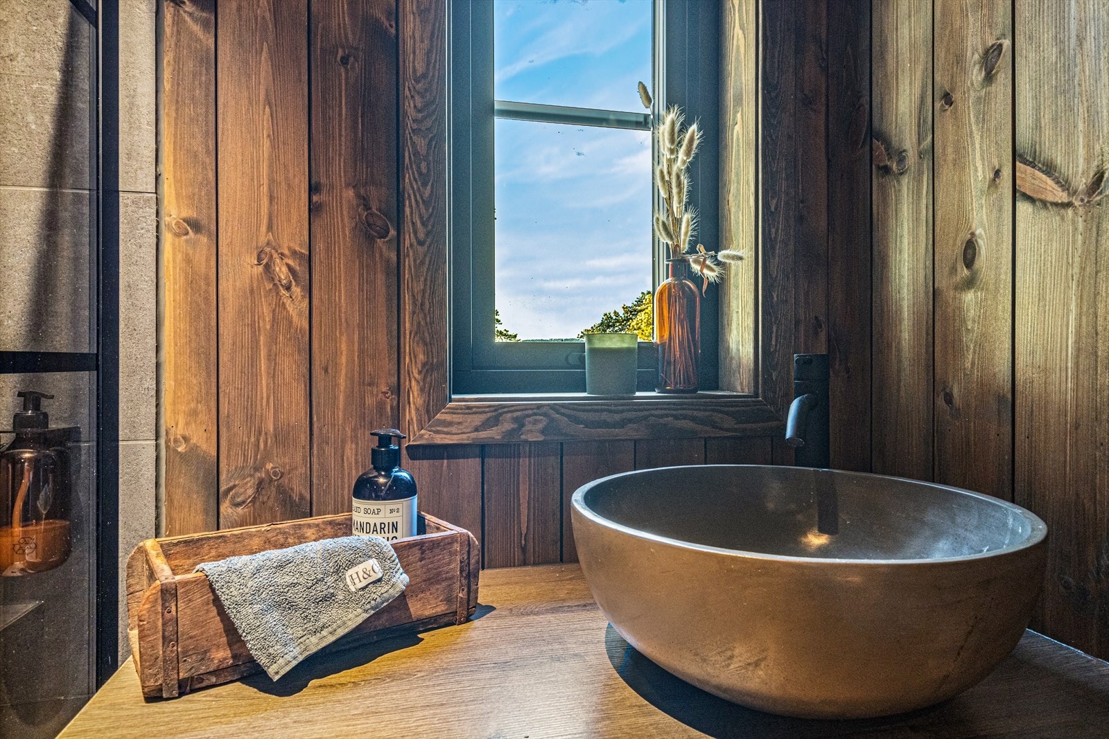 Vinduet over servant på badet med flott utsikt. Galleribilde