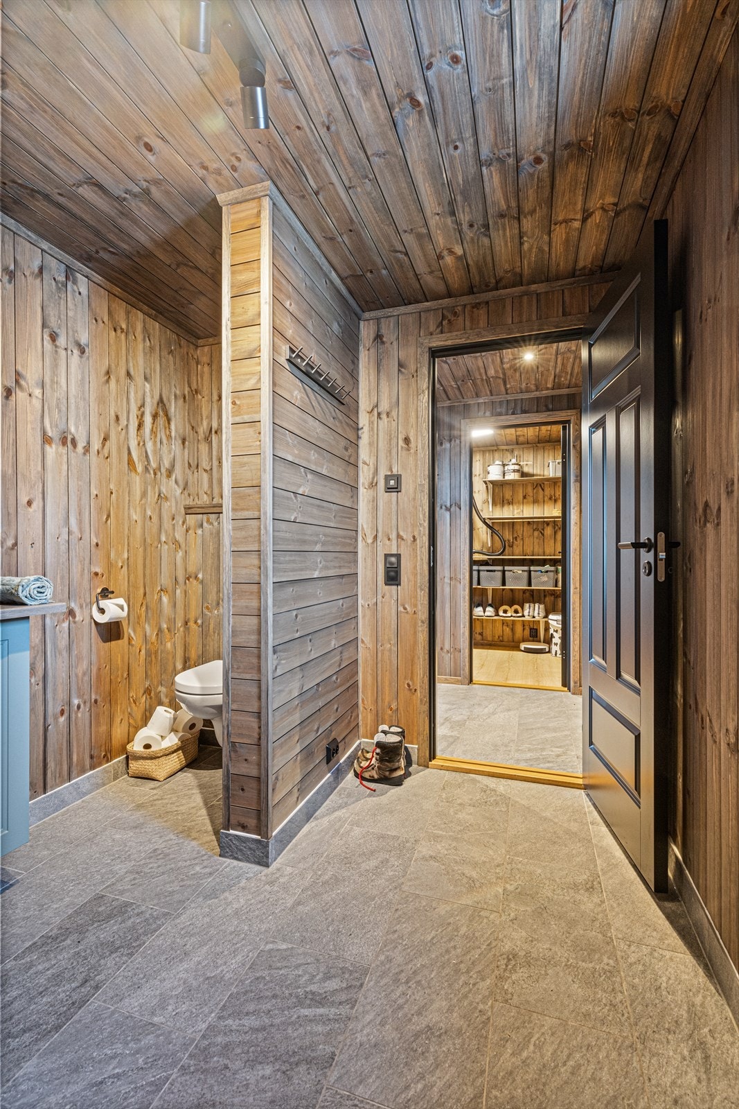 Rett innenfor inngangen i entré, er det et romslig og praktisk kombinert toalett- og vaskerom. Galleribilde