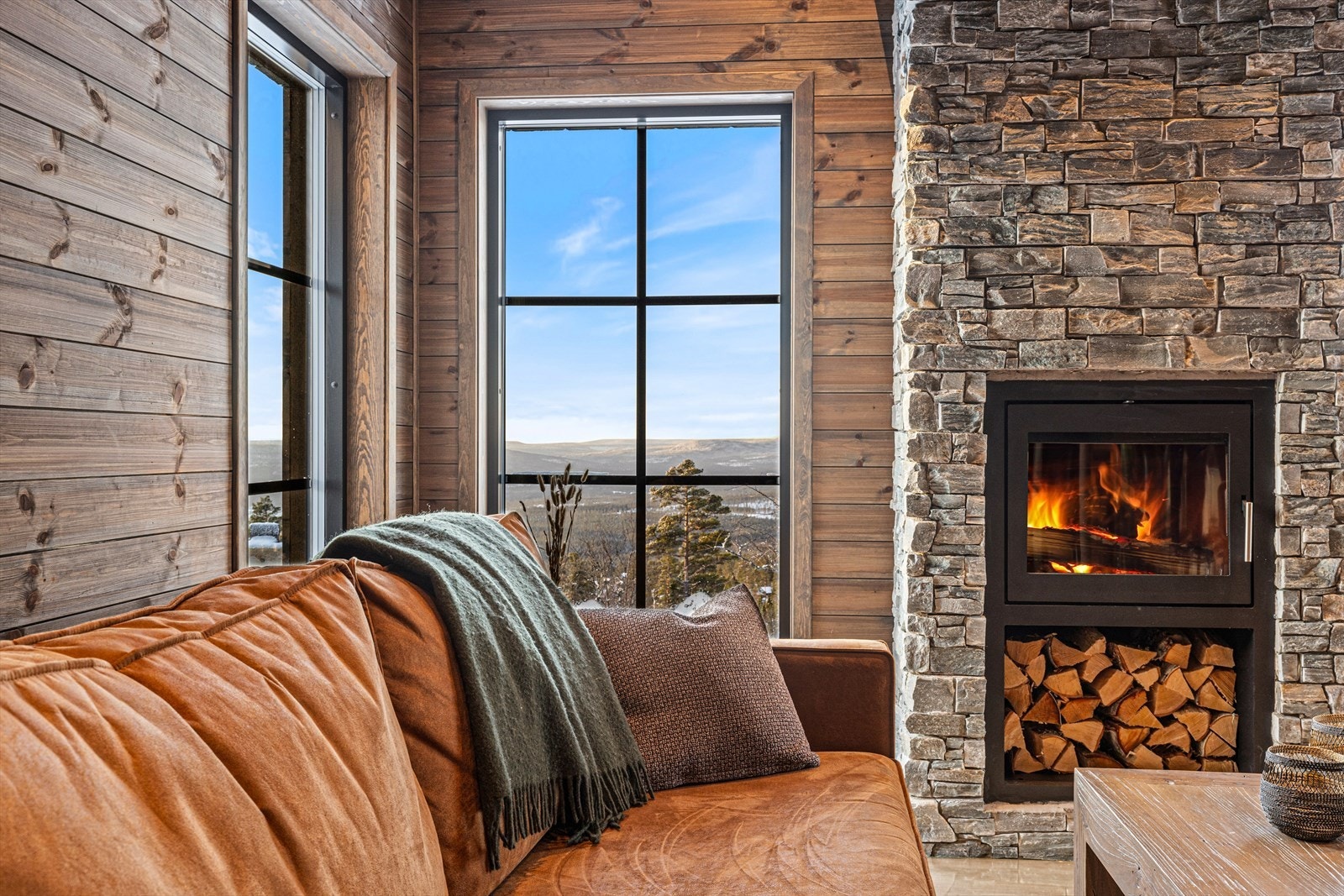 Stuen har 3 store vindusflater som vender mot øst, sør og vest. Galleribilde