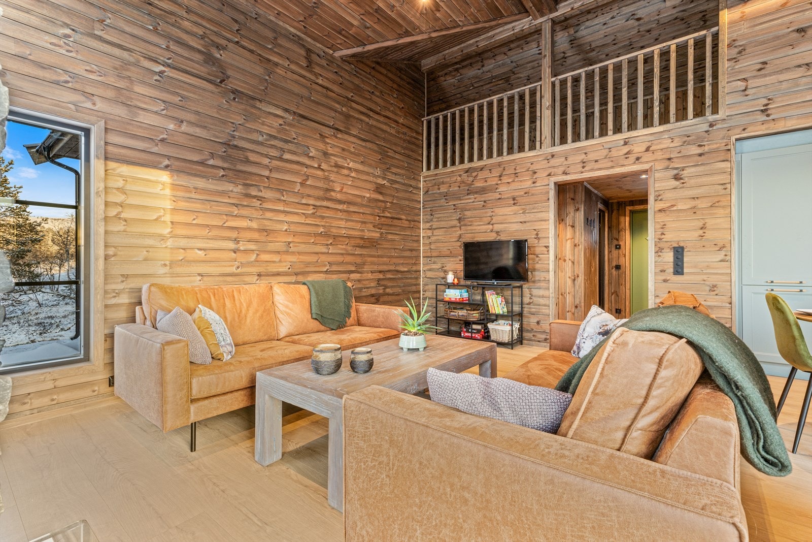 Stuen har åpen adkomst fra gang/entré og et fint utsyn til deler av hemsen. Galleribilde