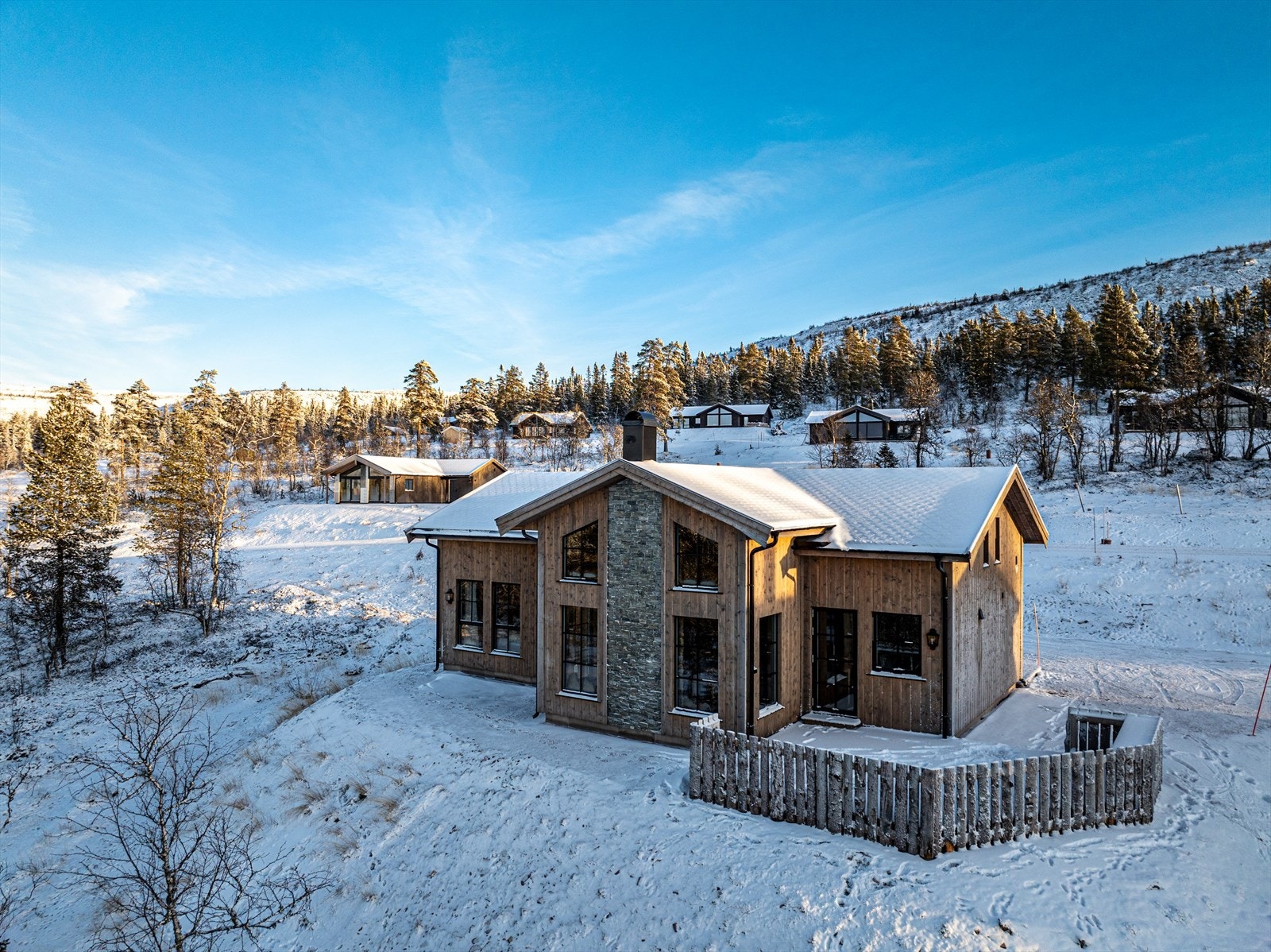 Fasaden av hytta med Fulufjellet og hytteområdet i bakgrunnen. Galleribilde