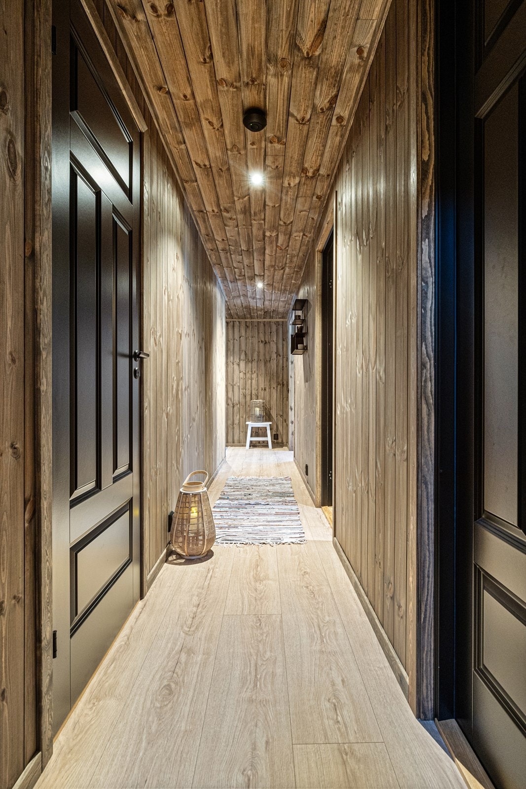 Gangen mot entréen. Galleribilde