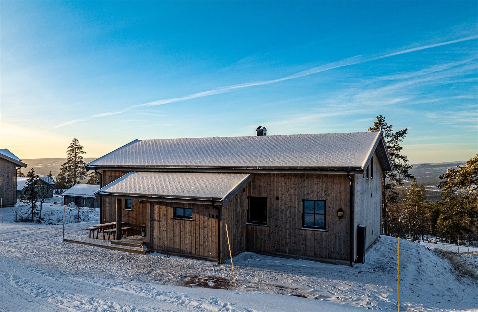 Fasaden ved innkjørsel og baksiden av hytta. Galleribilde