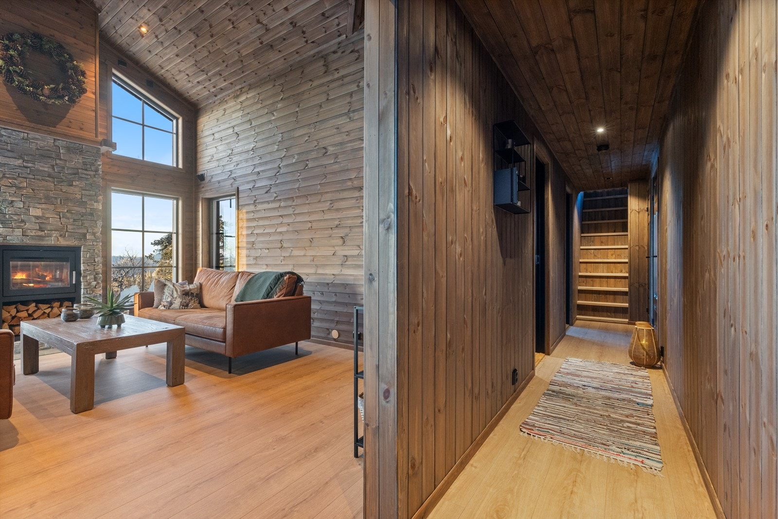 Stuen og gangen er i delvis åpen løsning og nederst i gangen er det trapp opp til hemsen. Galleribilde