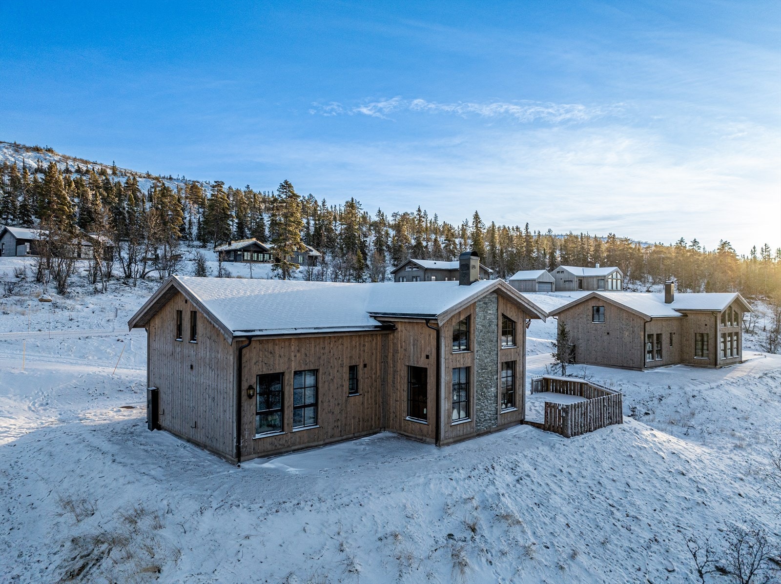 Fasaden av hytta med hytteområdet mot nordøst. Galleribilde