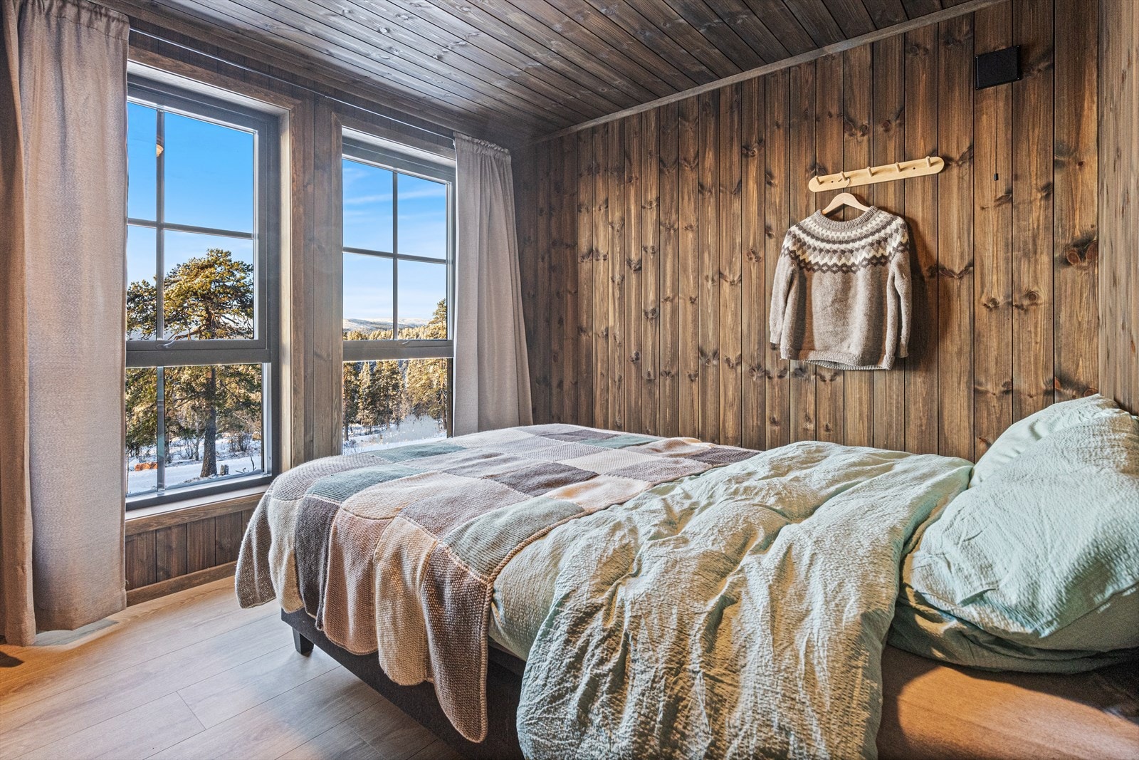 Hovedsoverommet er lunt og trivelig, beliggende i enden av gangen og er sørøstvendt, med 2 takhøye vinduer med en flott utsikt. Galleribilde