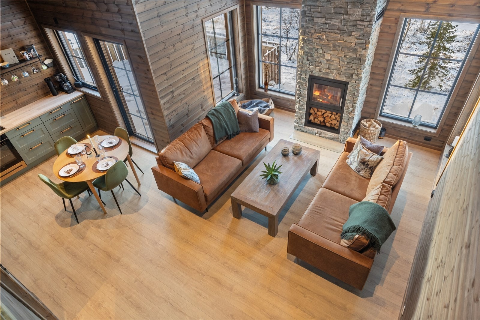 Utsyn fra hemsen som strekker seg over hele langsiden av hytta og i midten av hemsen er det rekkverk med spiler med utsyn mot stuen, som et galleri. Galleribilde