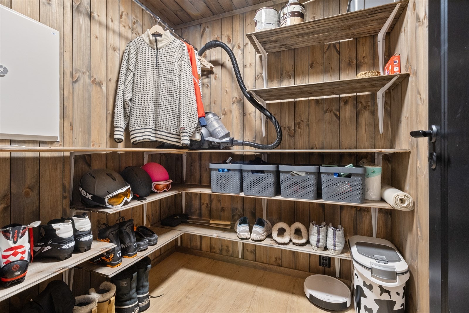 Innvendig bod med hyller på vegg med rikelig plass til accessories og oppheng til klær. Her er også sikringsskapet plassert. Galleribilde