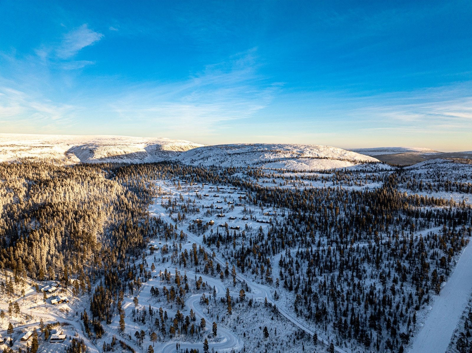 Områdene rundt hytta har både merkede stier og områder for tradisjonelt friluftsliv i urørt villmark. Galleribilde