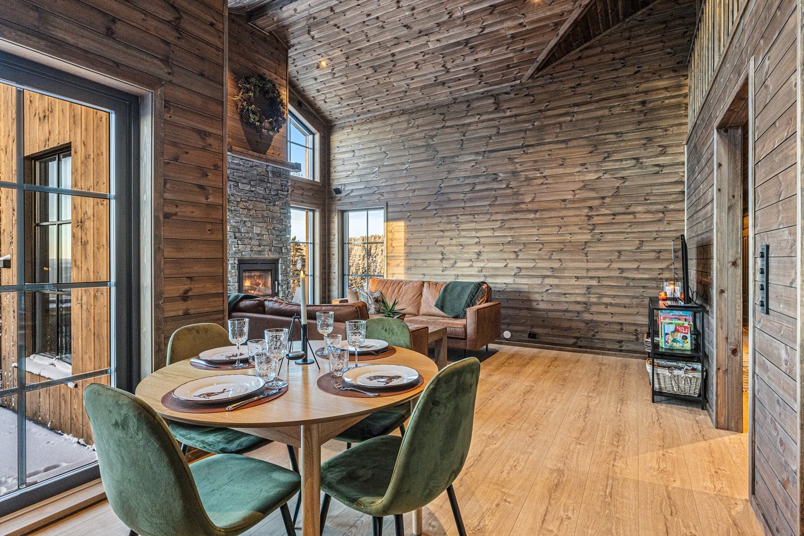 Kjøkkenet har spiseplass med store vindusflater og utgang til den herlige terrassen med fantastisk utsikt. Galleribilde