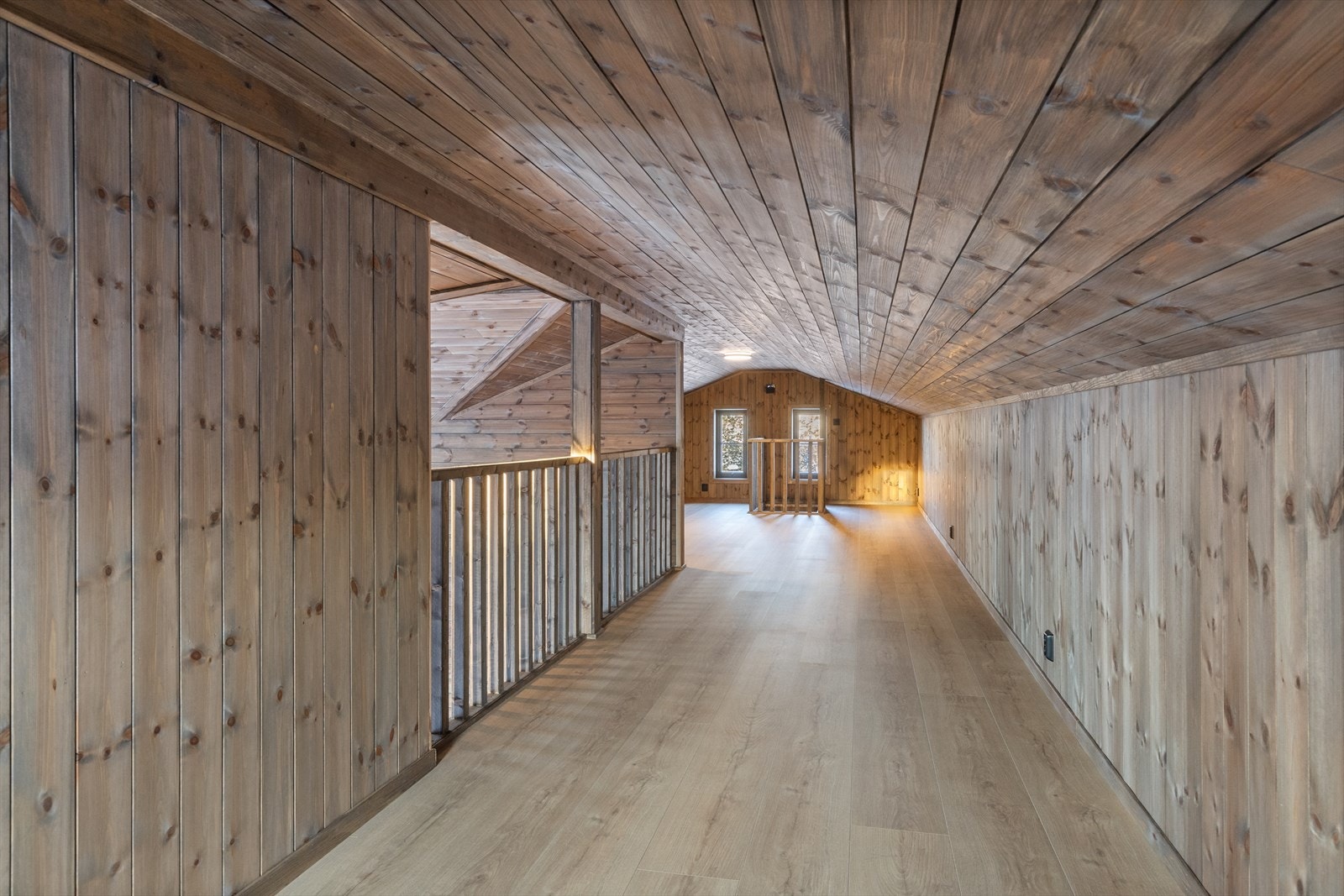 Hemsen har målt høyde 1,18 m. - 1,80 m. og har godt med elektriske kontaktpunkter. Galleribilde