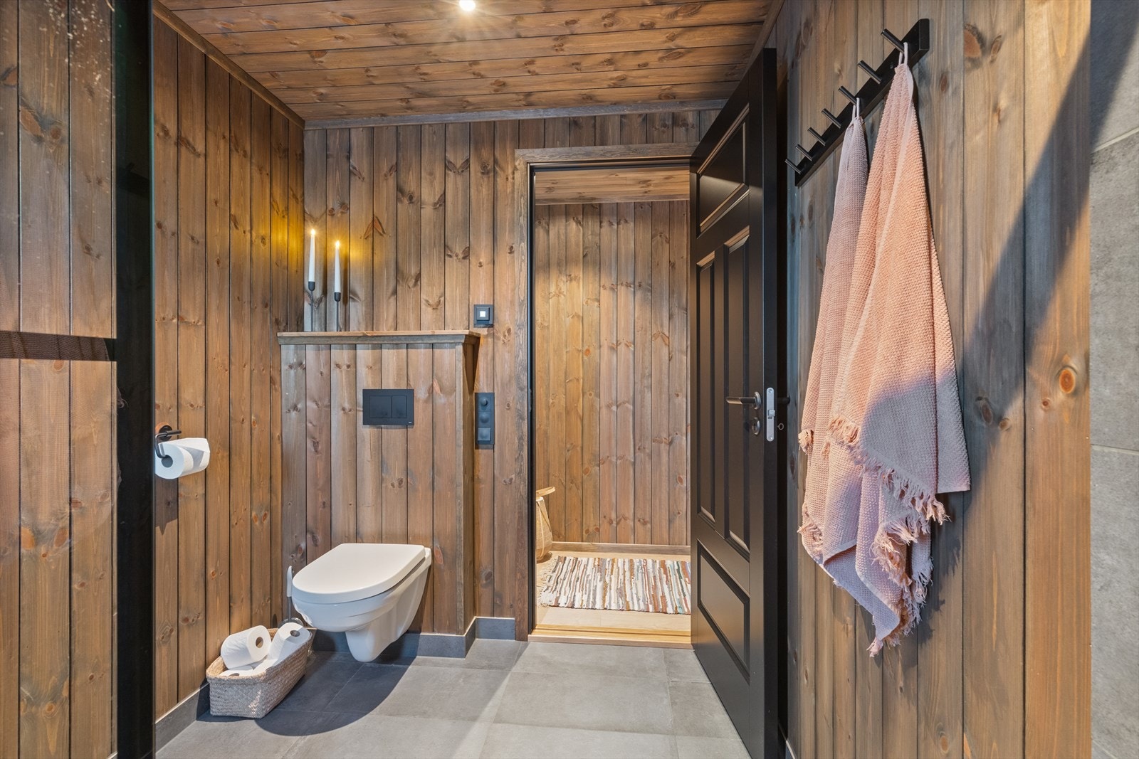 Badet har veggmontert toalett i hjørnet og er beliggende vegg-i-vegg med hovedsoverommet og stuen. Galleribilde