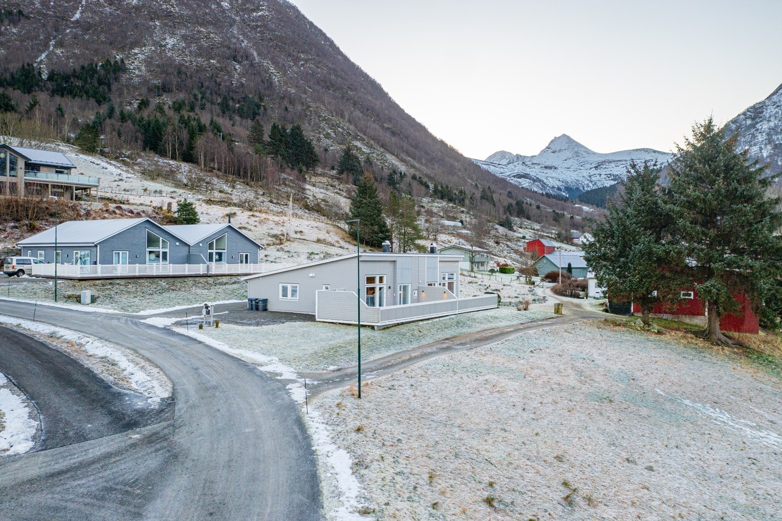 Fra eiendommen er det kort avstand til barnehage, skole og dagligvarebutikk Galleribilde