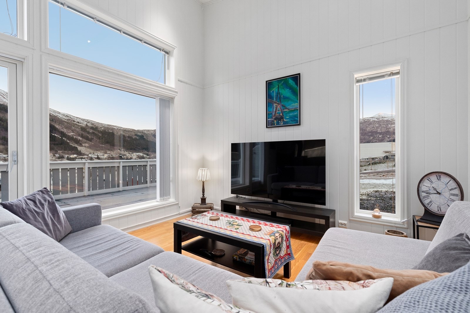 Stue og kjøkken har ekstra takhøyde som gir en god romfølelse Galleribilde