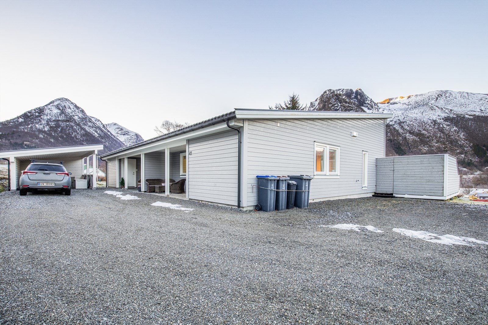 Grusa innkjørsel og biloppstillingsplass Galleribilde