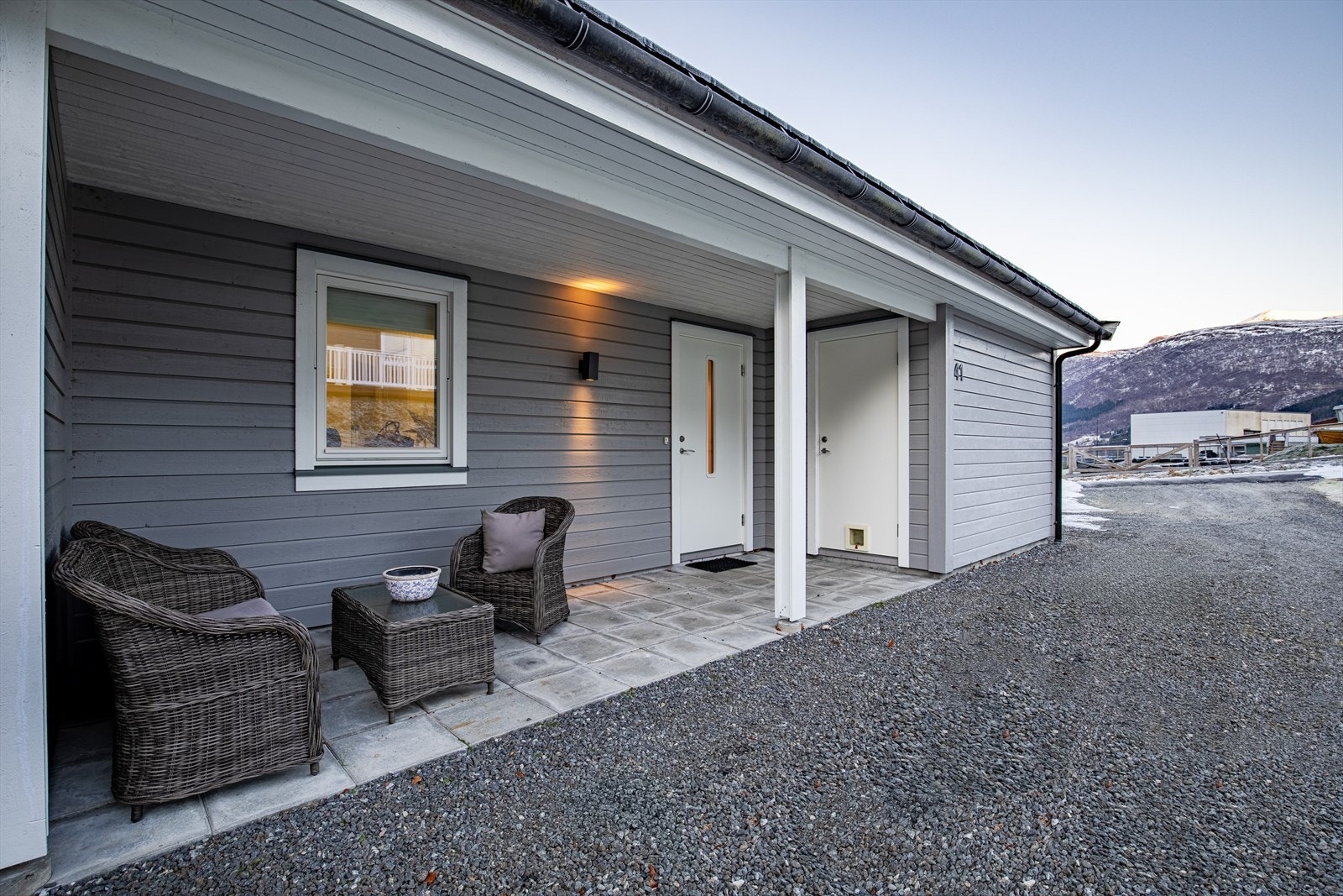 Boligen har overbygd inngangsparti og sportsbod ved entren Galleribilde