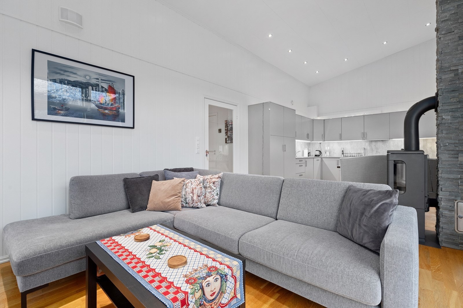 Lyse overflater og store vinduer sørger for godt med naturlig lys i boligen Galleribilde