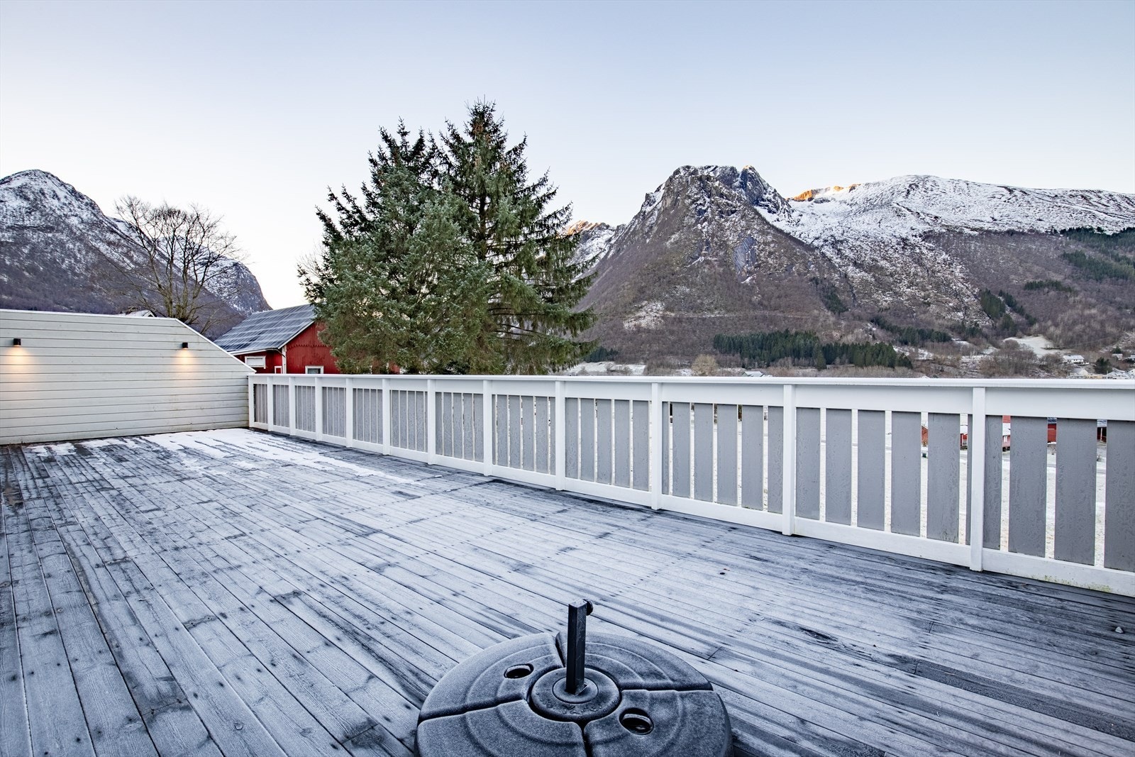 Terrassen er romslig og har plass for flere sittegrupper Galleribilde