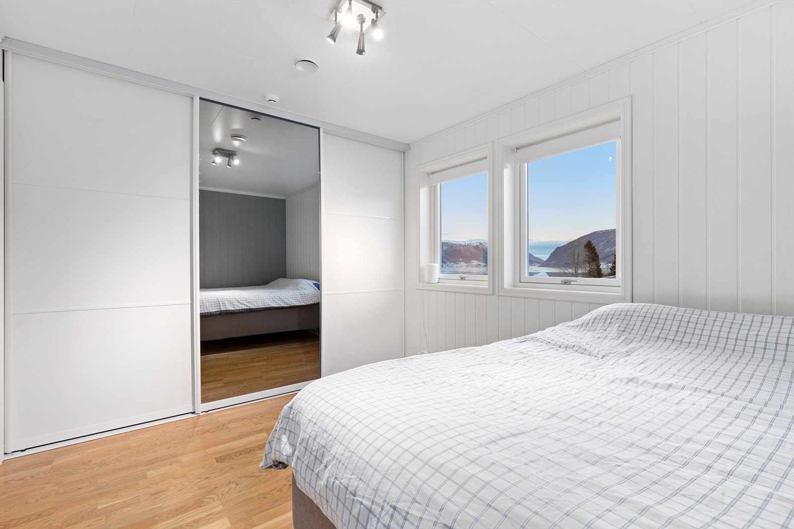 God størrelse på soverommet og praktisk skyvedørsgarderobe Galleribilde