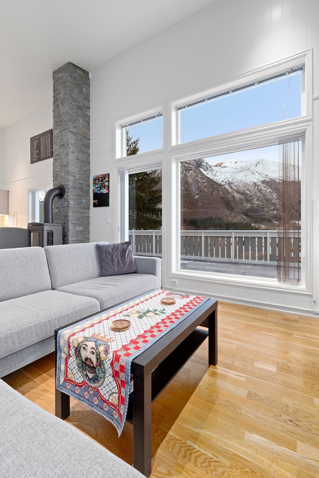 En moderne halvpart av vertikaldelt tomannsbolig Galleribilde