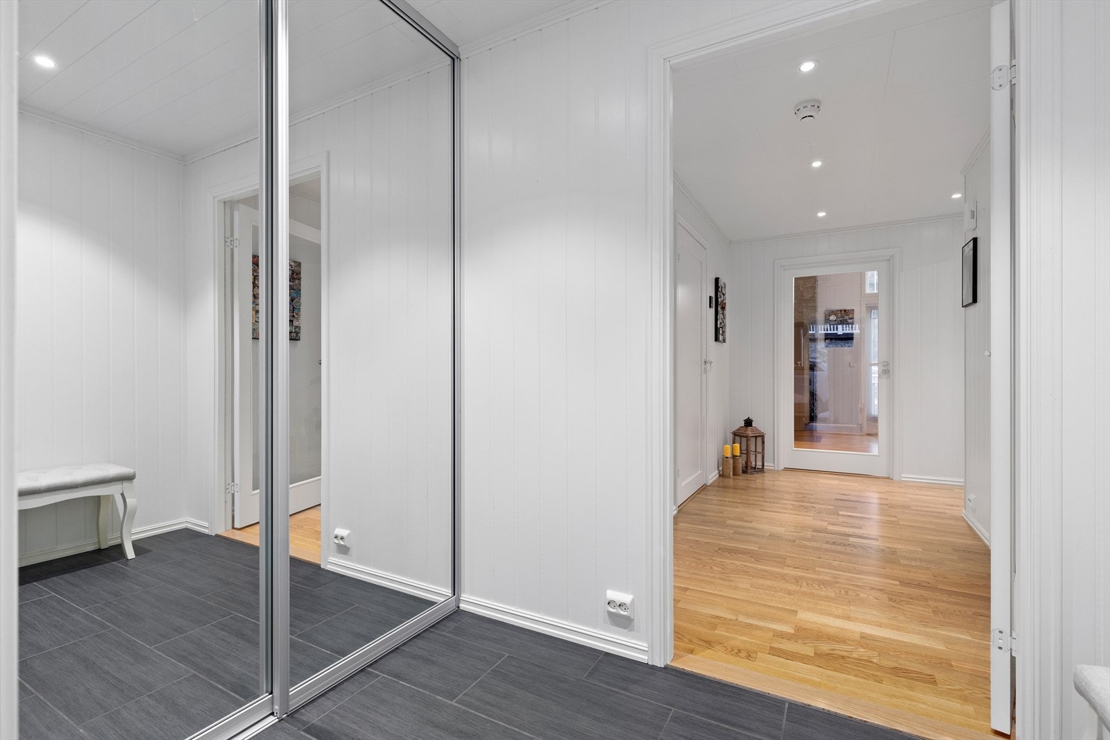 Entre med praktisk skyvedørsgarderobe Galleribilde