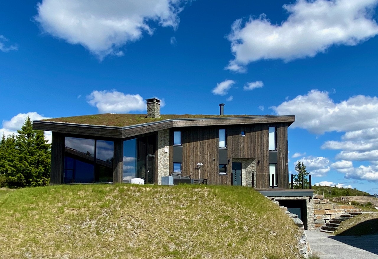 Bilde fra ferdigstilt hytte sommer 2024. Galleribilde
