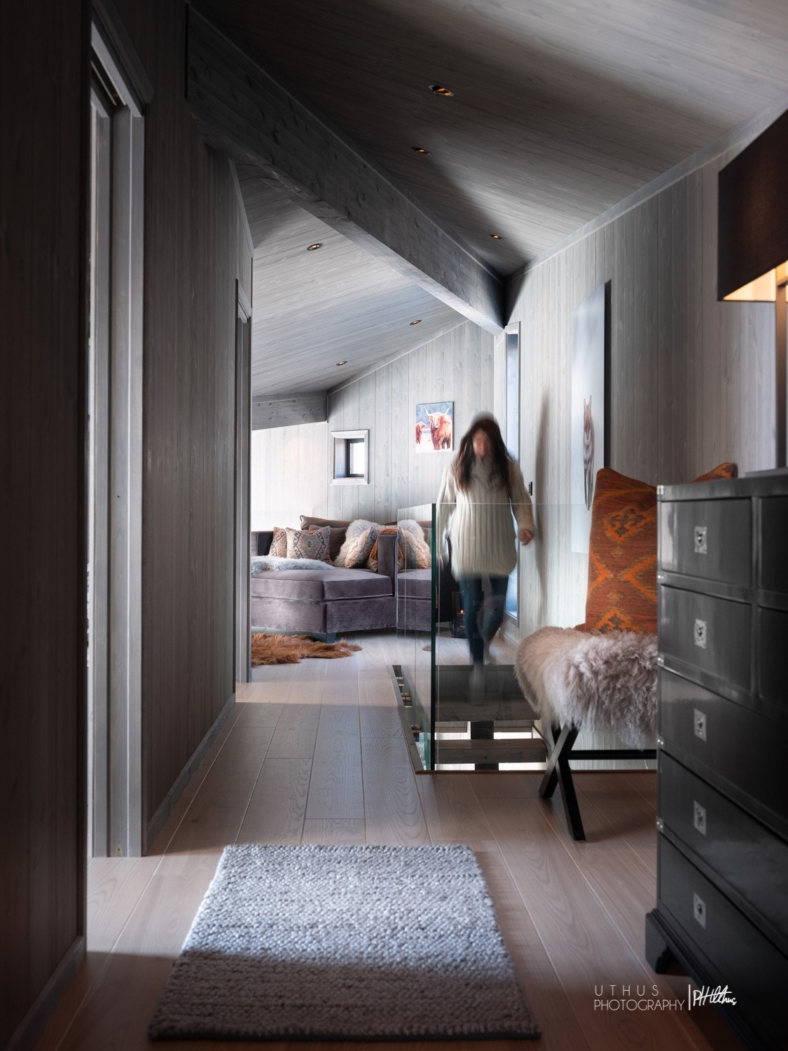 Innholdsrik 2. etasje med stue, 3 soverom og bad. Bilde fra ferdigstilt hytte- Galleribilde
