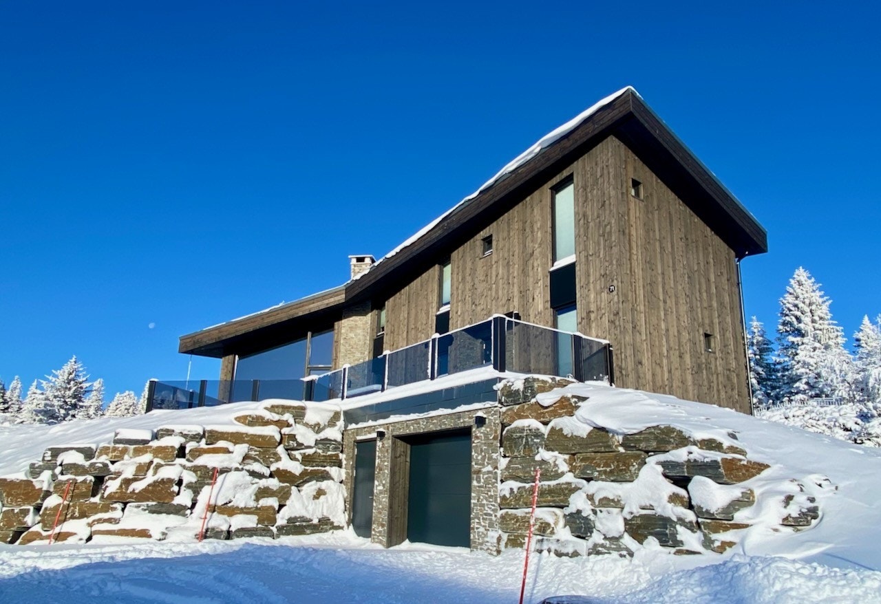 Prosjekterte hytter beliggende på Storefjellstølen på toppen av Golsfjellet - 994 moh. Meget god beliggenhet med aktivitetene rett utenfor døren. Bilder fra ferdigstilt og solgt hytte, sommer 2024. Galleribilde