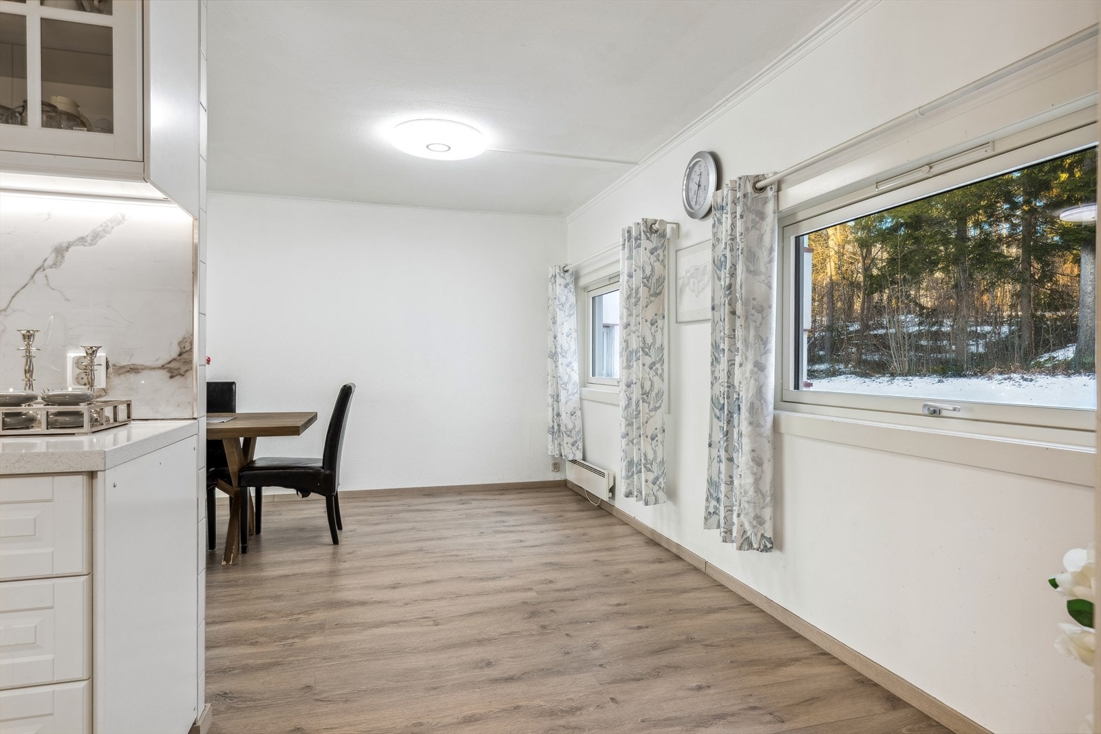 Det er god plass i forkant av kjøkkenet Galleribilde