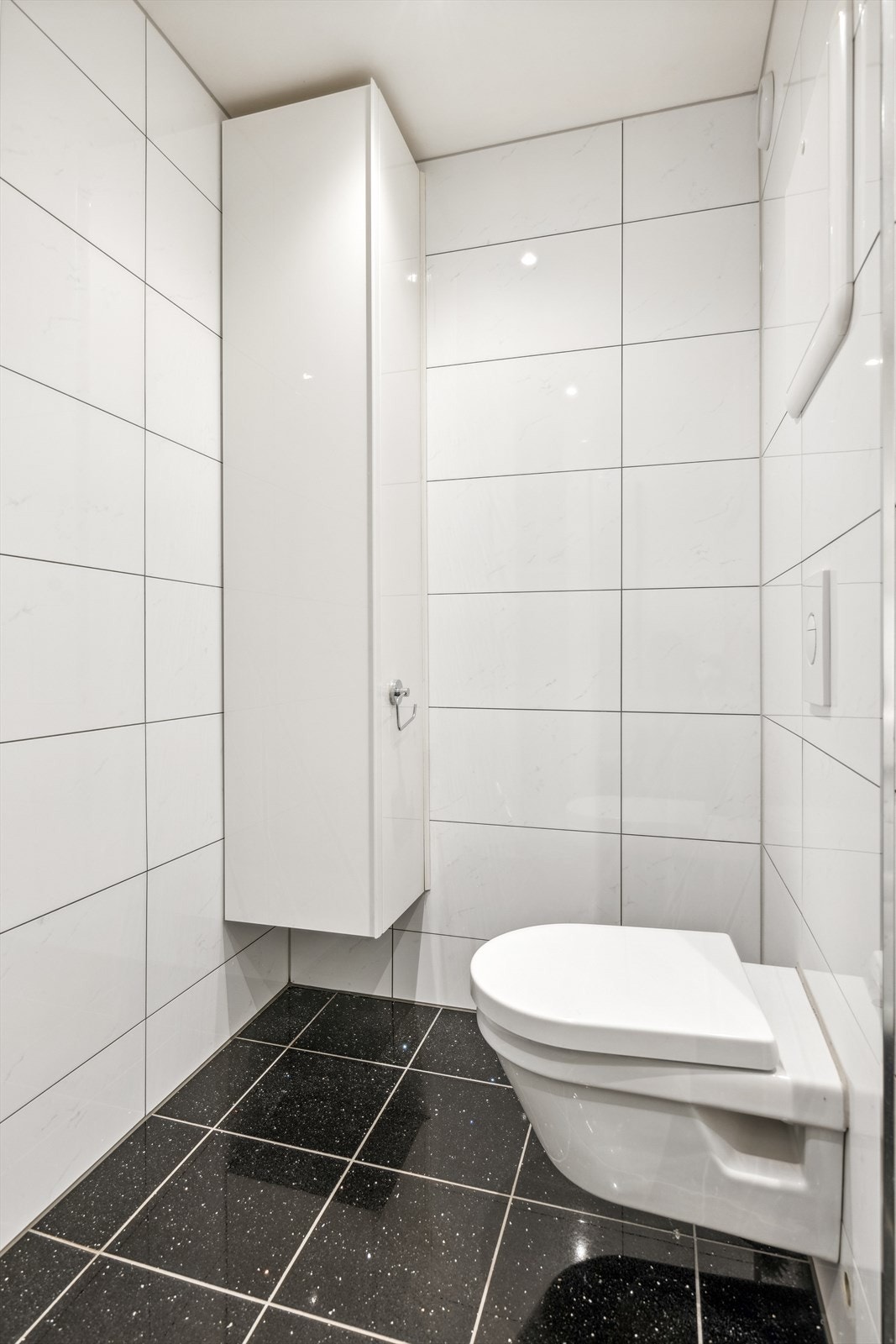 Toalett og skap på hovedbadet Galleribilde