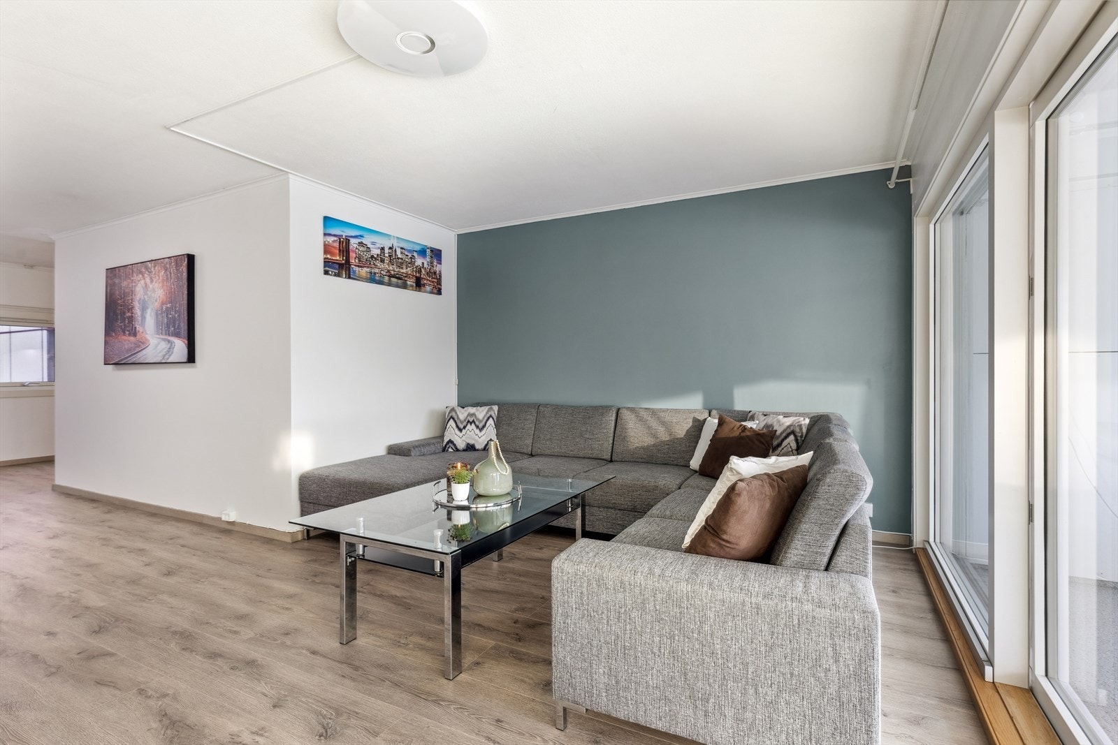 Det er nye laminatgulv og lyse vegger Galleribilde