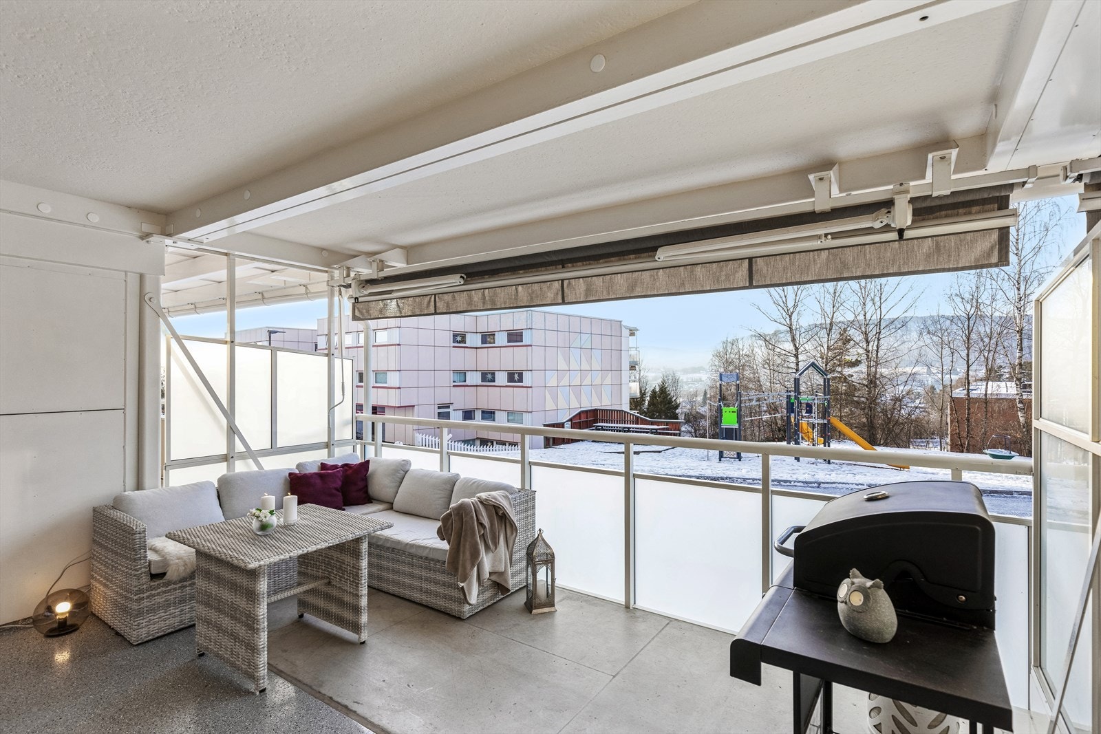 Her er det god plass til både flere sittegrupper og utekjøkken/grill Galleribilde
