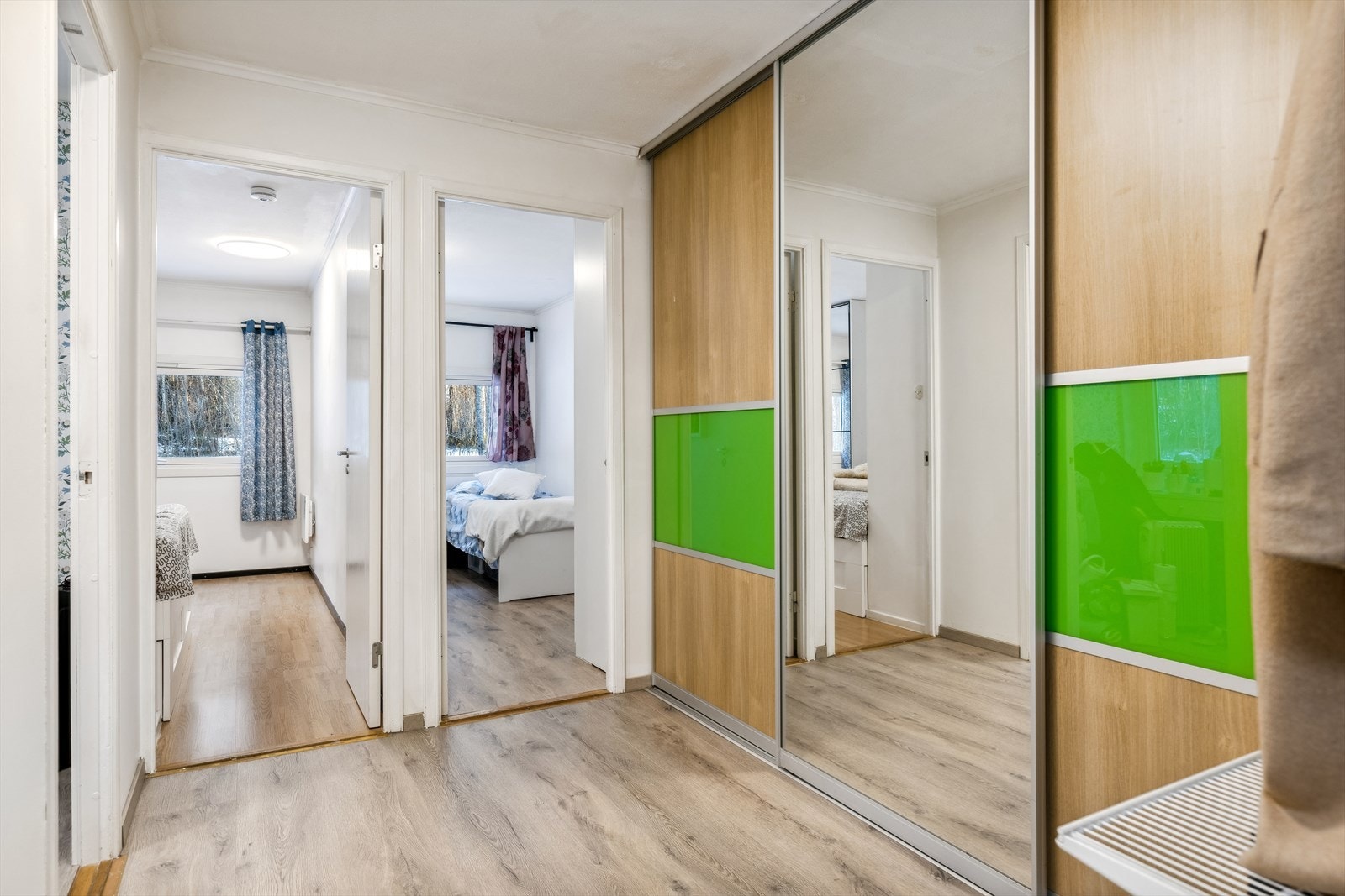 Stor gang med meget romslig skyvedørsgarderobe Galleribilde