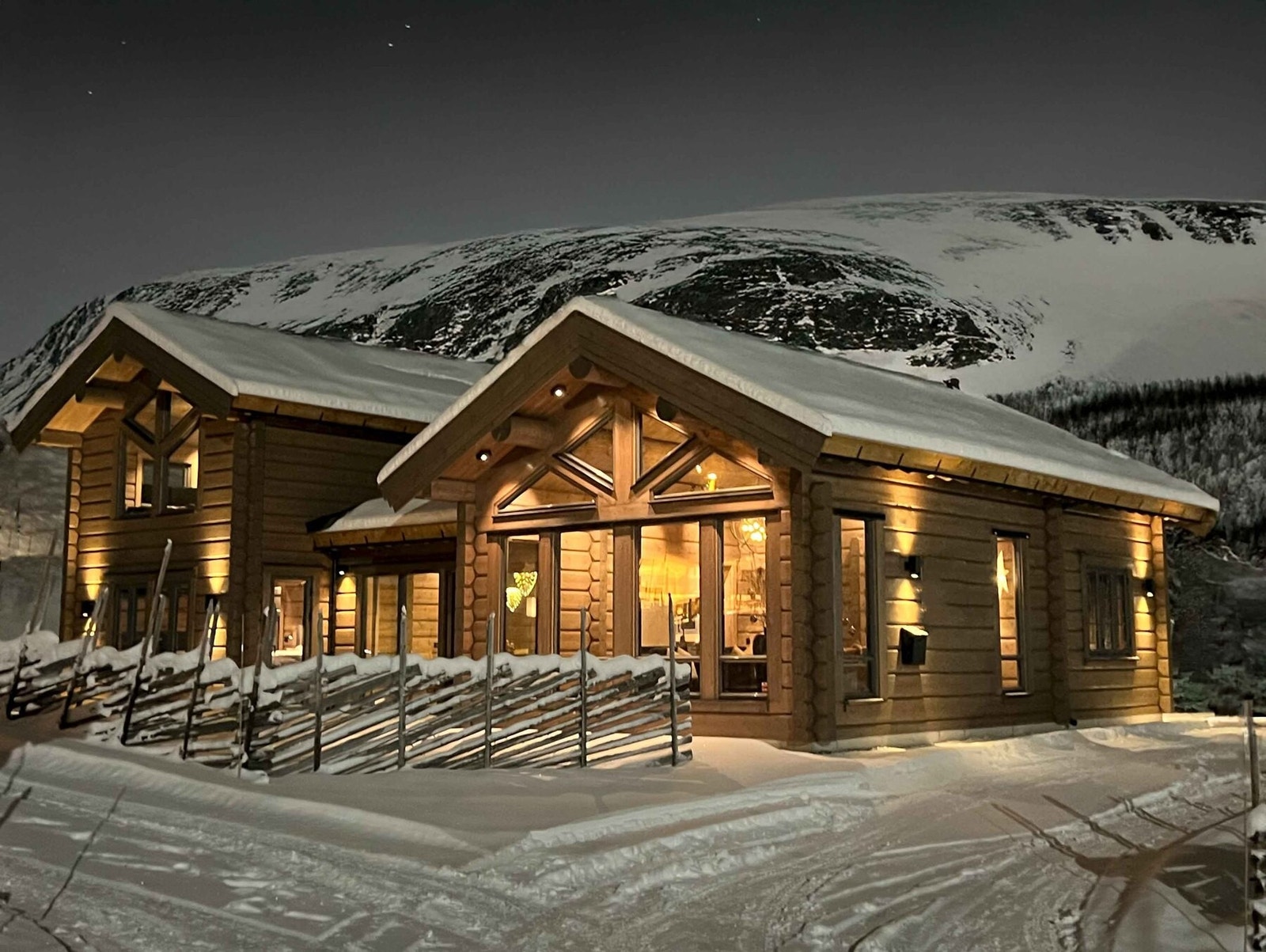 Andor, en eksklusiv laftet hytte i moderne design. Foto fra vår visningshytte (redigert bakgrunn) Galleribilde