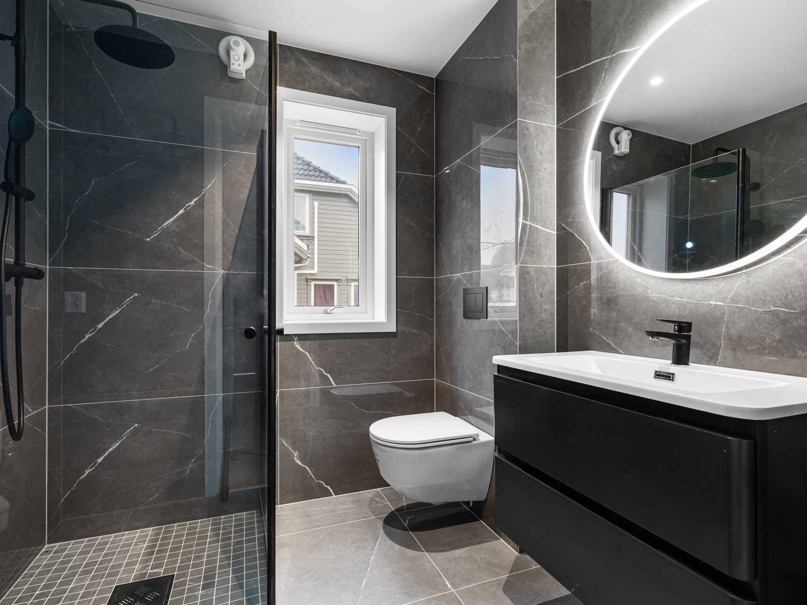 Lekkert, helfliset bad med rainshower Galleribilde