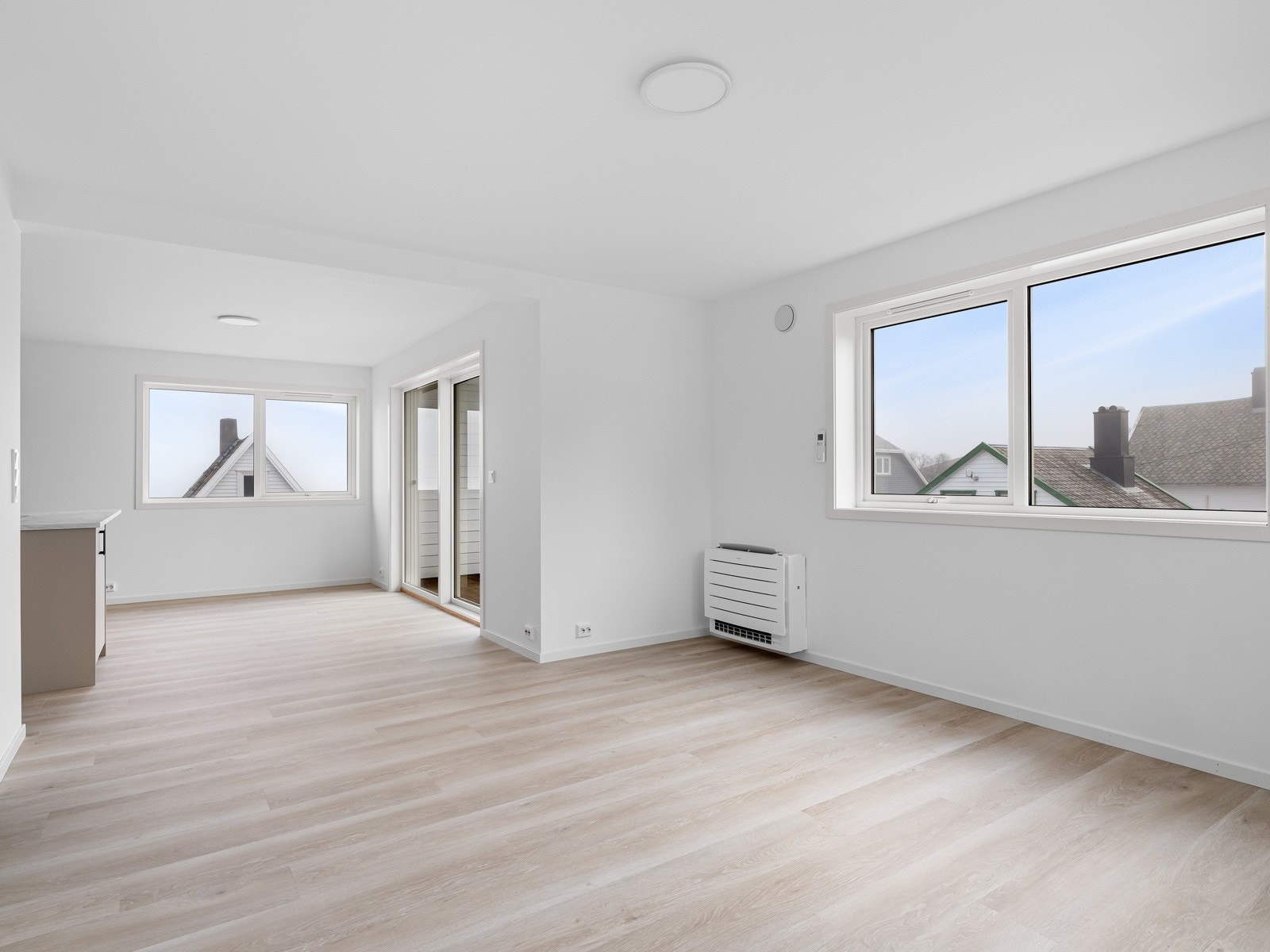 Lys og fin stue med rikelig med naturlig lys Galleribilde