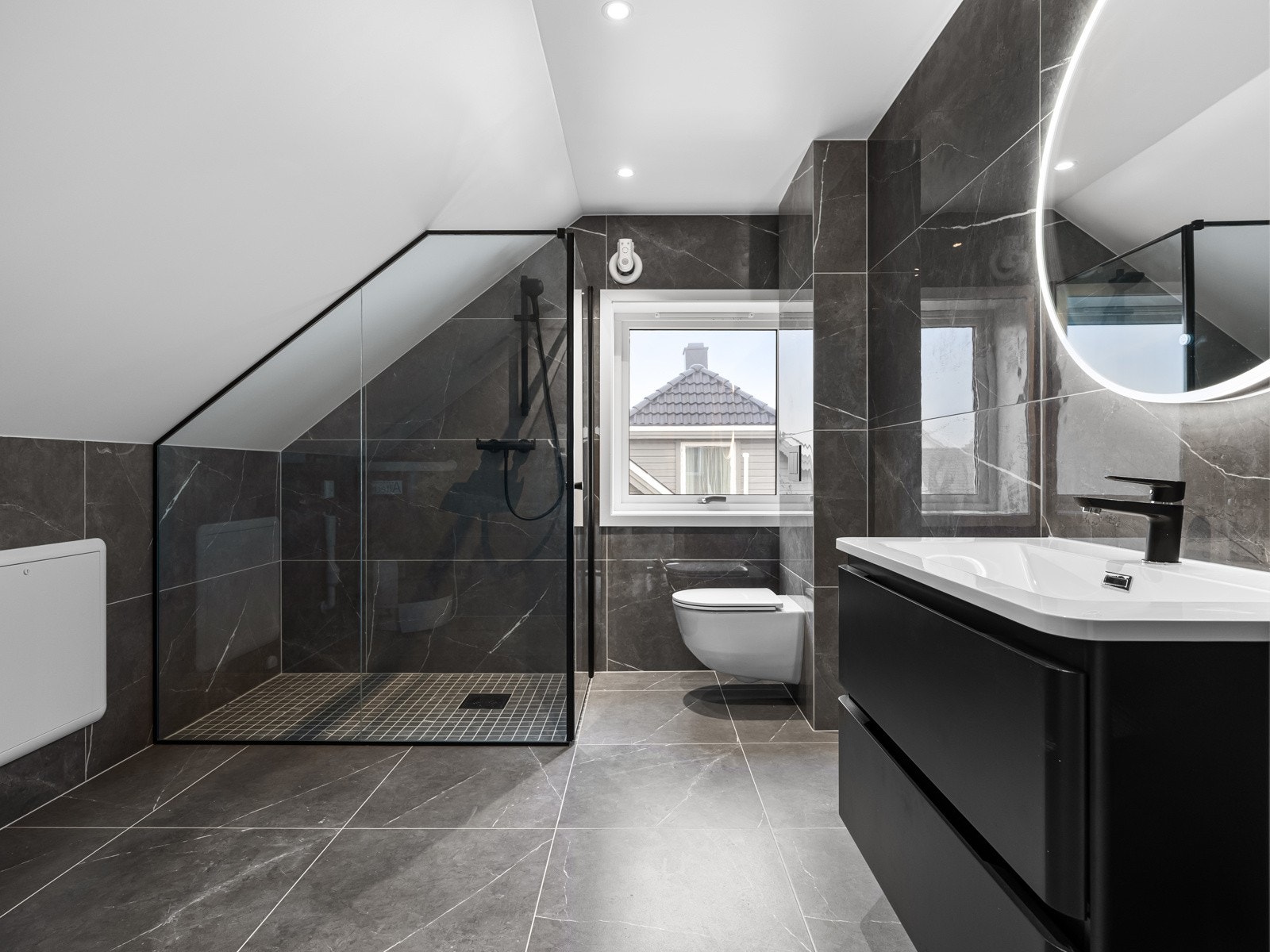 Romslig og lekkert bad Galleribilde