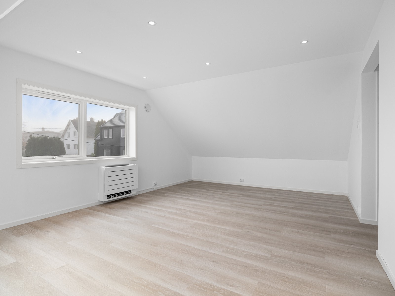 I stuen er det varmepumpe og downlights Galleribilde