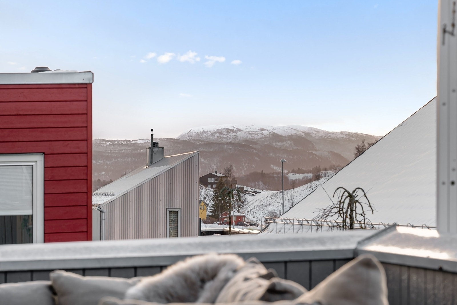 Åpent, med fin utsikt fra takterrasse. Galleribilde