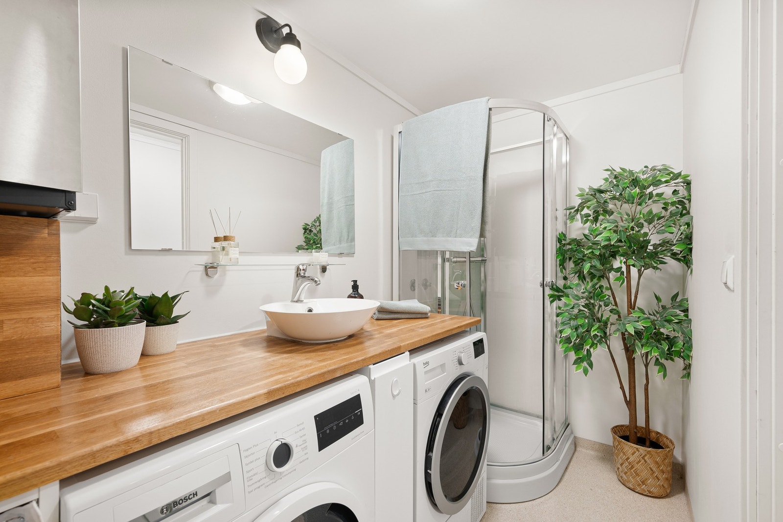 I kjeller er det et pent bad, i kombinasjon som vaskerom. Galleribilde