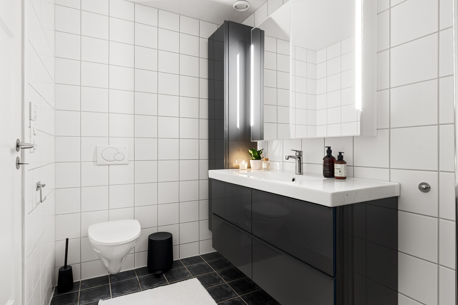 Bad har fått TG0/1 av takstmann. Avvik som nevnes er at mer enn halvparten av forventet brukstid er passert på membran. Ved innebygget sisterne på toalett, var det ikke krav om lekkasjesikring, som bør jevnlig observeres. Galleribilde