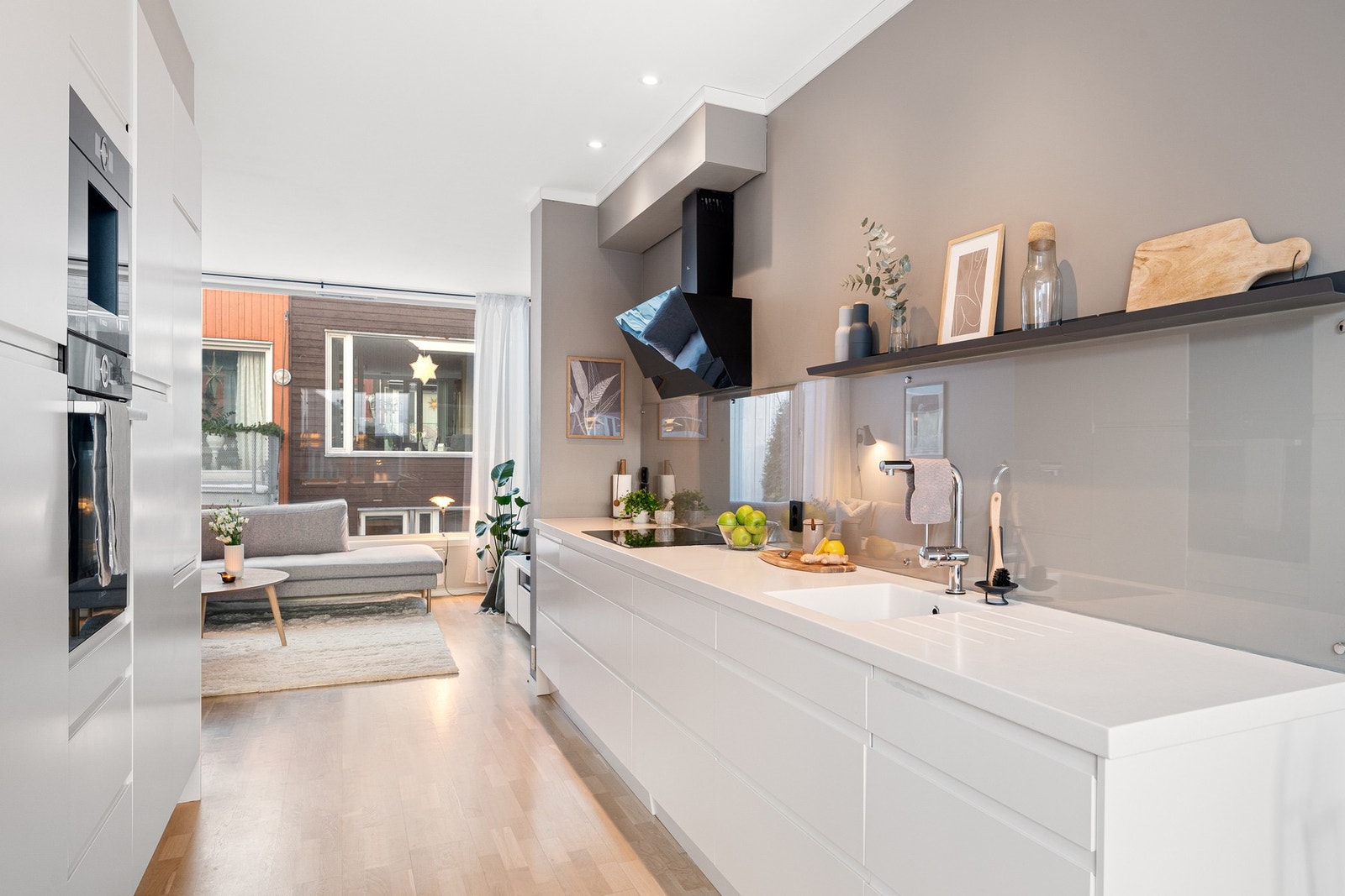 Hvitt, stilrent og moderne kjøkken. Oppgradert i 2018. Kjøkken har fått tilstandsgrad 1 av takstmann. Galleribilde