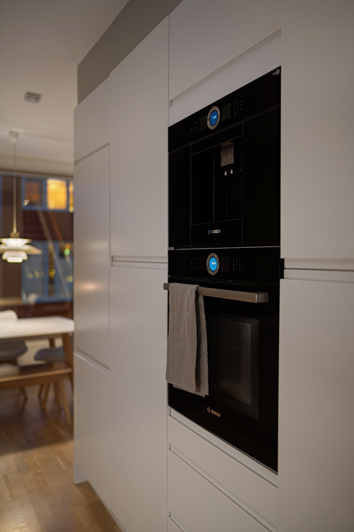 Integrerte hvitevarer består av kjøl- og fryseskap, kaffemaskin, komfyr, platetopp og oppvaskmaskin. Galleribilde