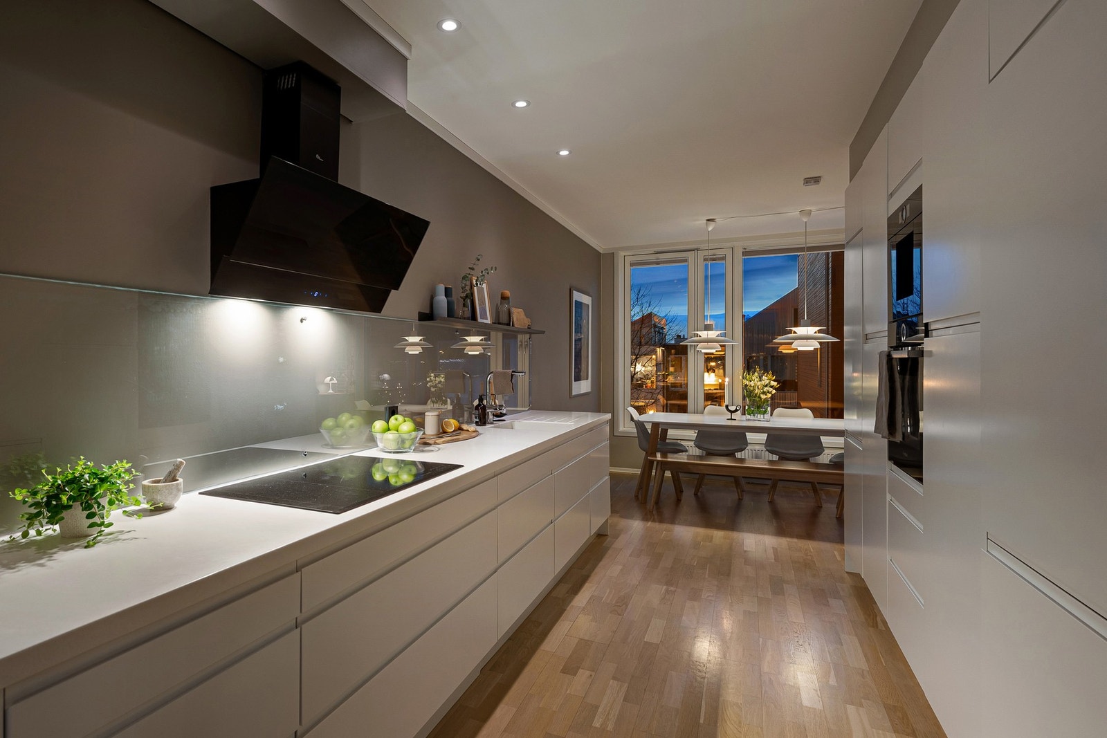 Lyst og trivelig, samtidig som boligen har egenskap til å være dempet og stemningsfull. Galleribilde